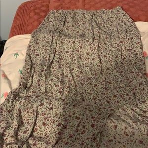 Maxi skirt with flower pattern.